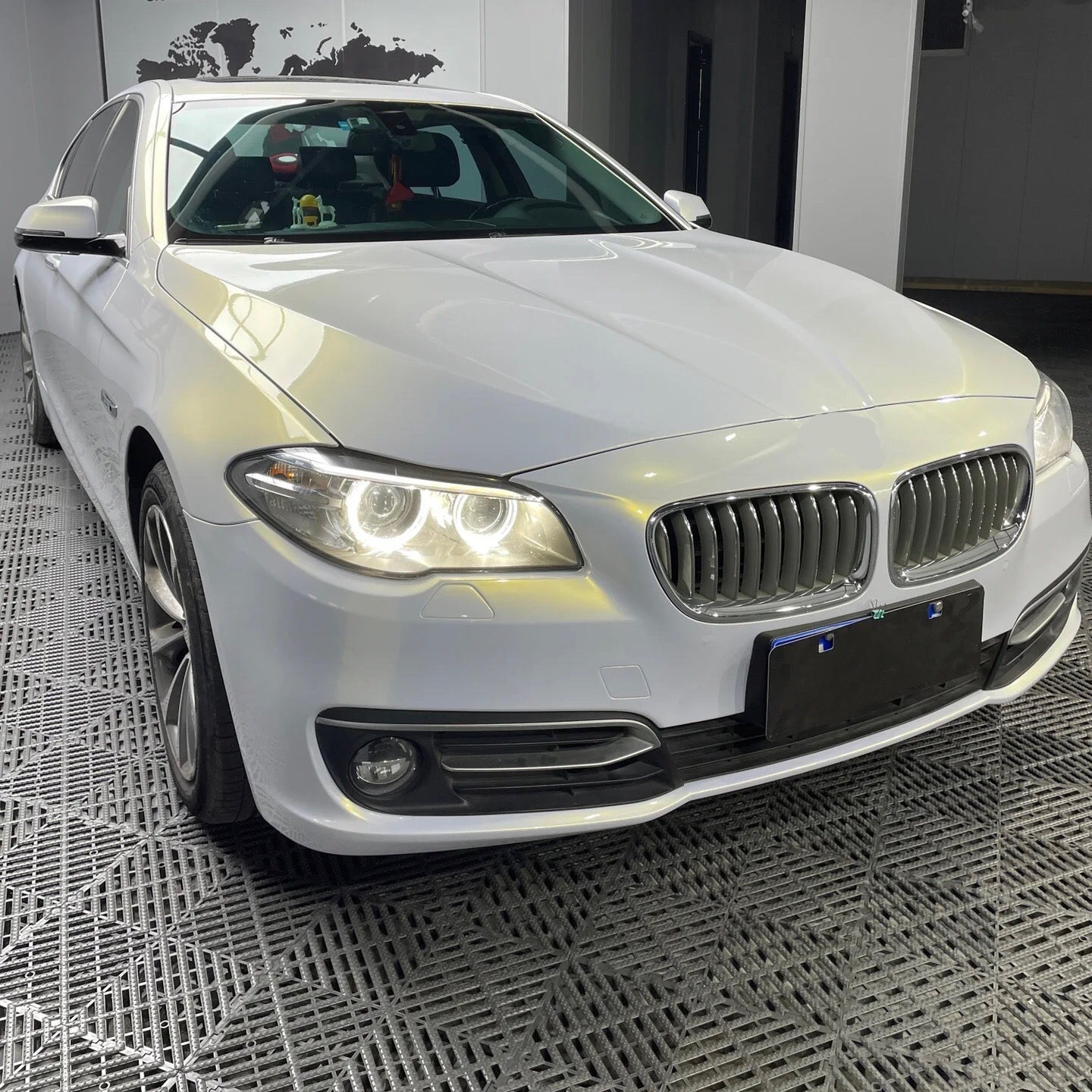 Color Shift White Gold Vinyl Wrap Vehicle Color
